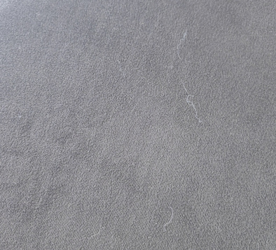 Vychádzajúce nitky na sedačke