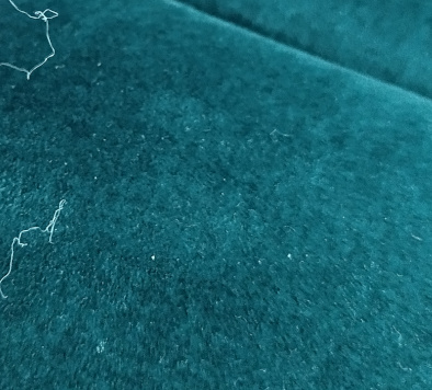 Vychádzajúce nitky z poťahu